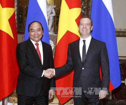 Prime Minister Nguyen Xuan Phuc holds talks with his Russian counterpart Dmitry Medvedev - ảnh 1